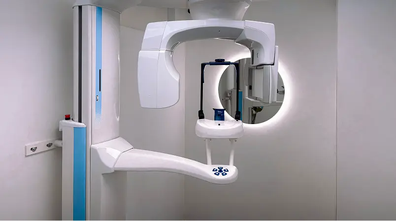 Paciente sonriente en clínica dental moderna en Quito